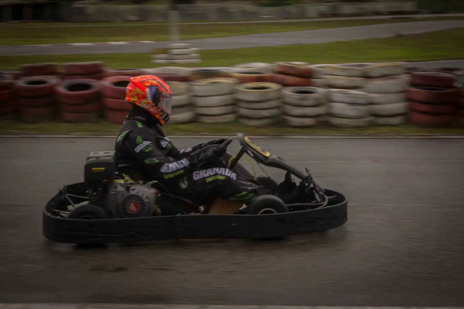 Piloto de kart em panning cinematográfico