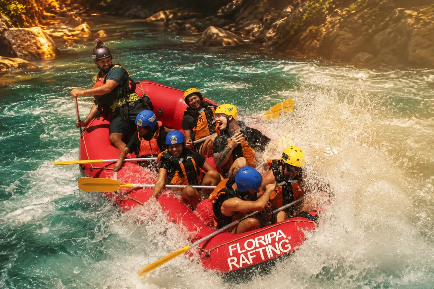 Grupo vivendo uma experiência de aventura na natureza