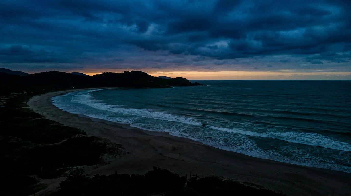 Praia em blue hour ao anoitecer, céu índigo sobre o mar
