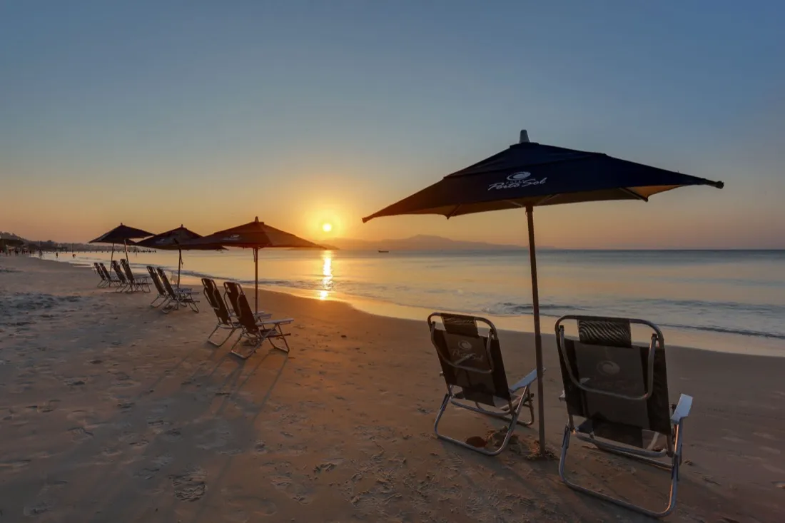Guarda-sóis e cadeiras na praia