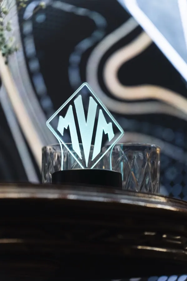 Troféu MVM iluminado na premiação