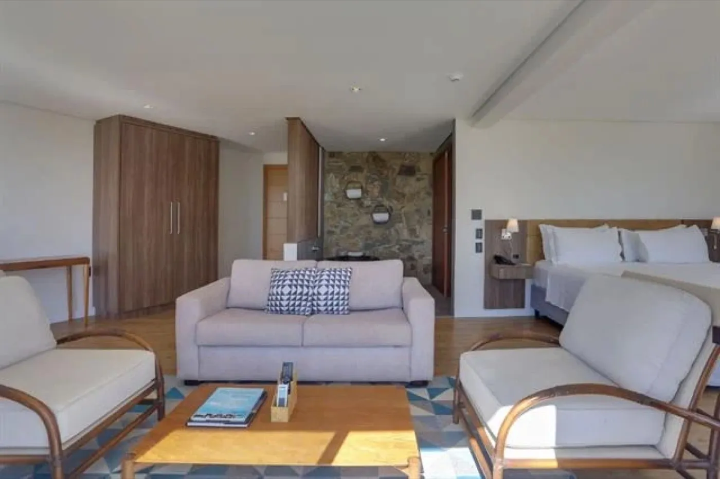 Sala de estar da suíte com sofás