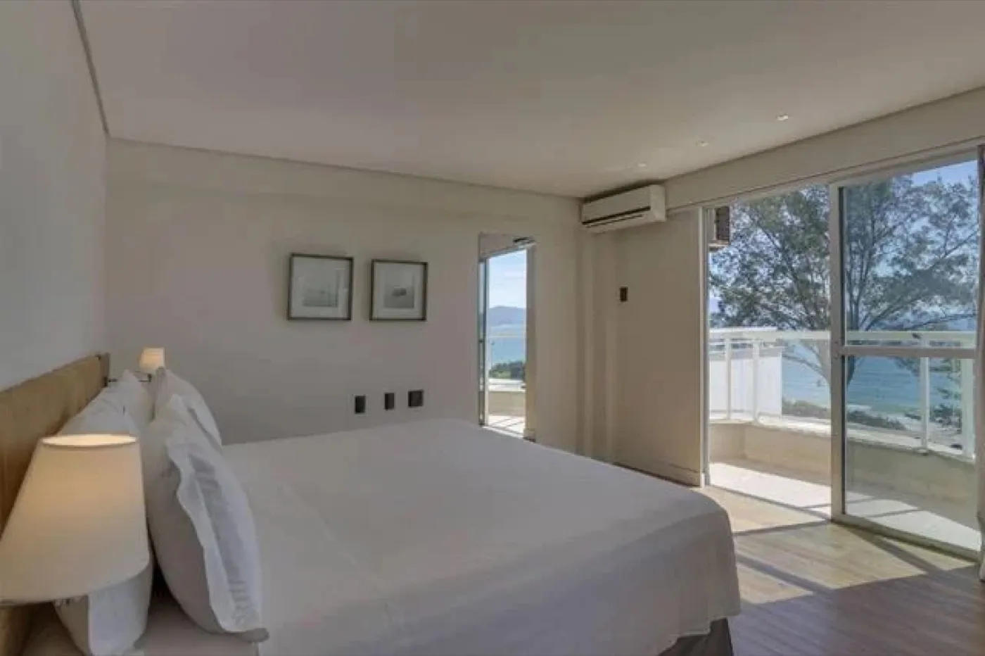 Quarto de casal com sacada de frente para o mar
