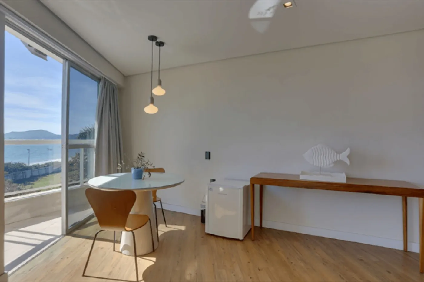 Mesa de apoio do quarto com vista para o mar