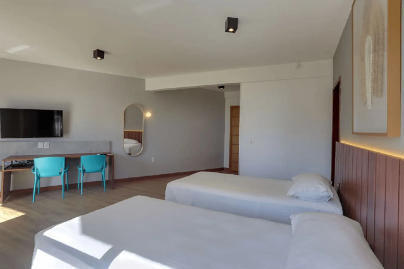 Quarto triplo com TV e escrivaninha