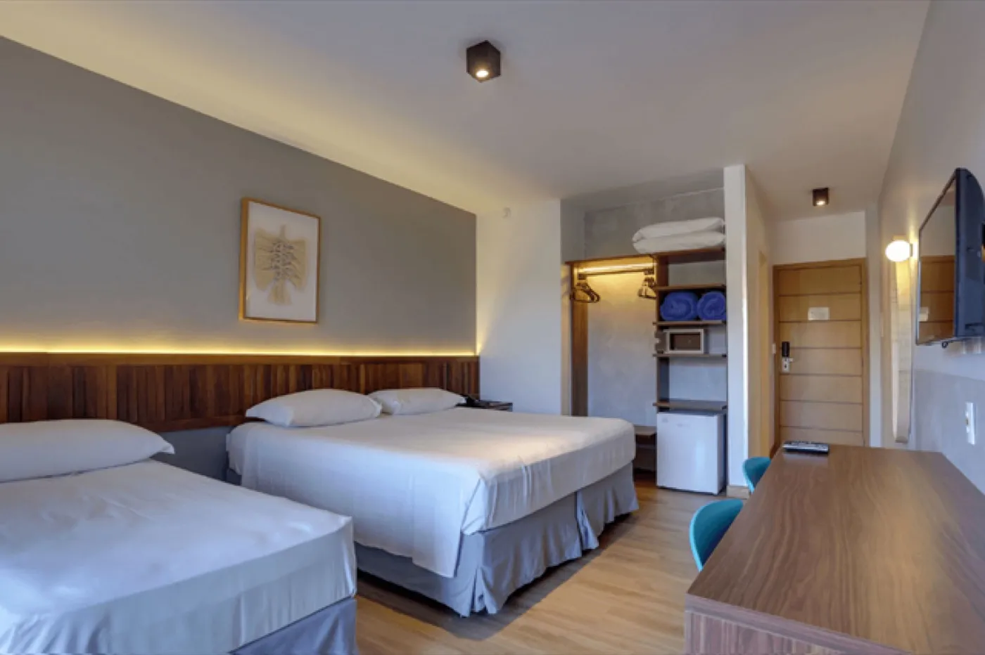 Quarto com camas de casal e solteiro