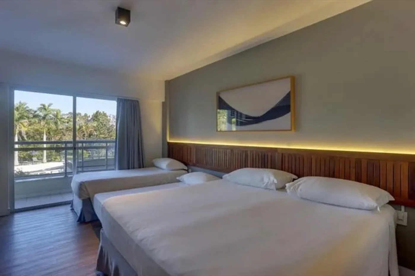 Quarto quádruplo com sacada iluminada
